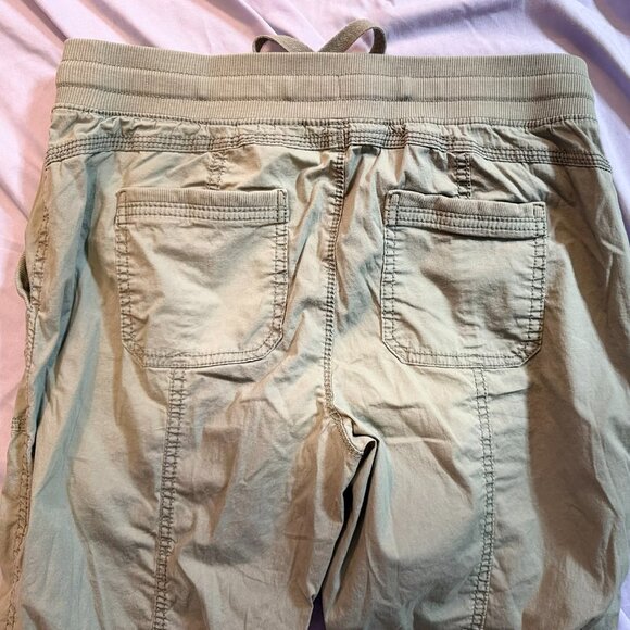 TWO pairs Caffe Marrakesh Cargo Capri Pants -1 Light Green & 1 Khaki Tan SIZE 6 - Picture 4 of 13